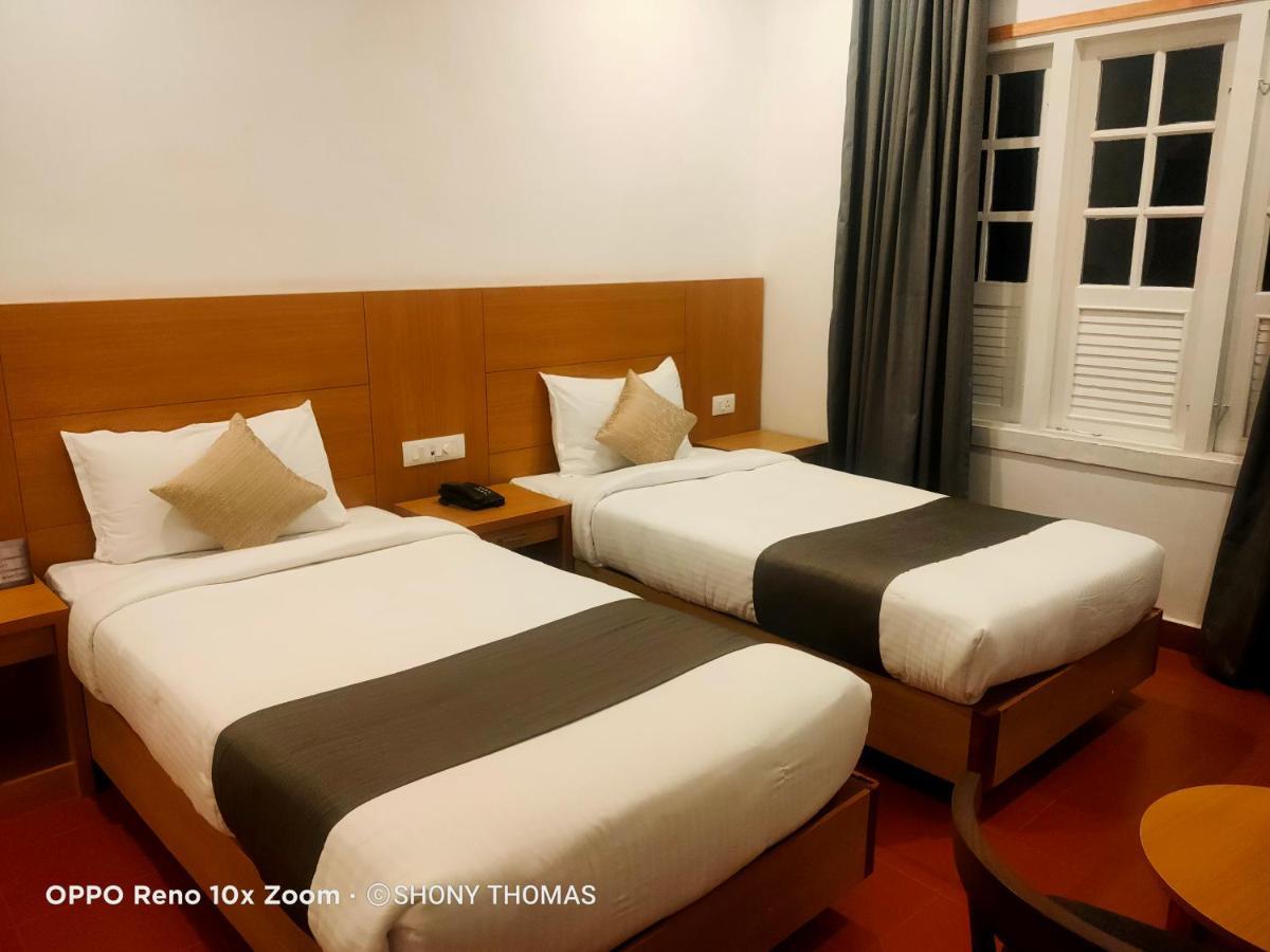 Hotel AGINCOURT Kuttikkanam à Pīrmed Extérieur photo