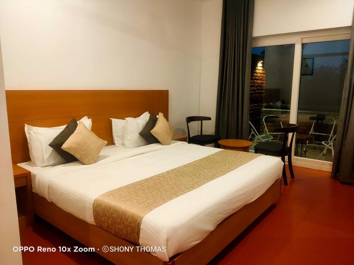 Hotel AGINCOURT Kuttikkanam à Pīrmed Extérieur photo