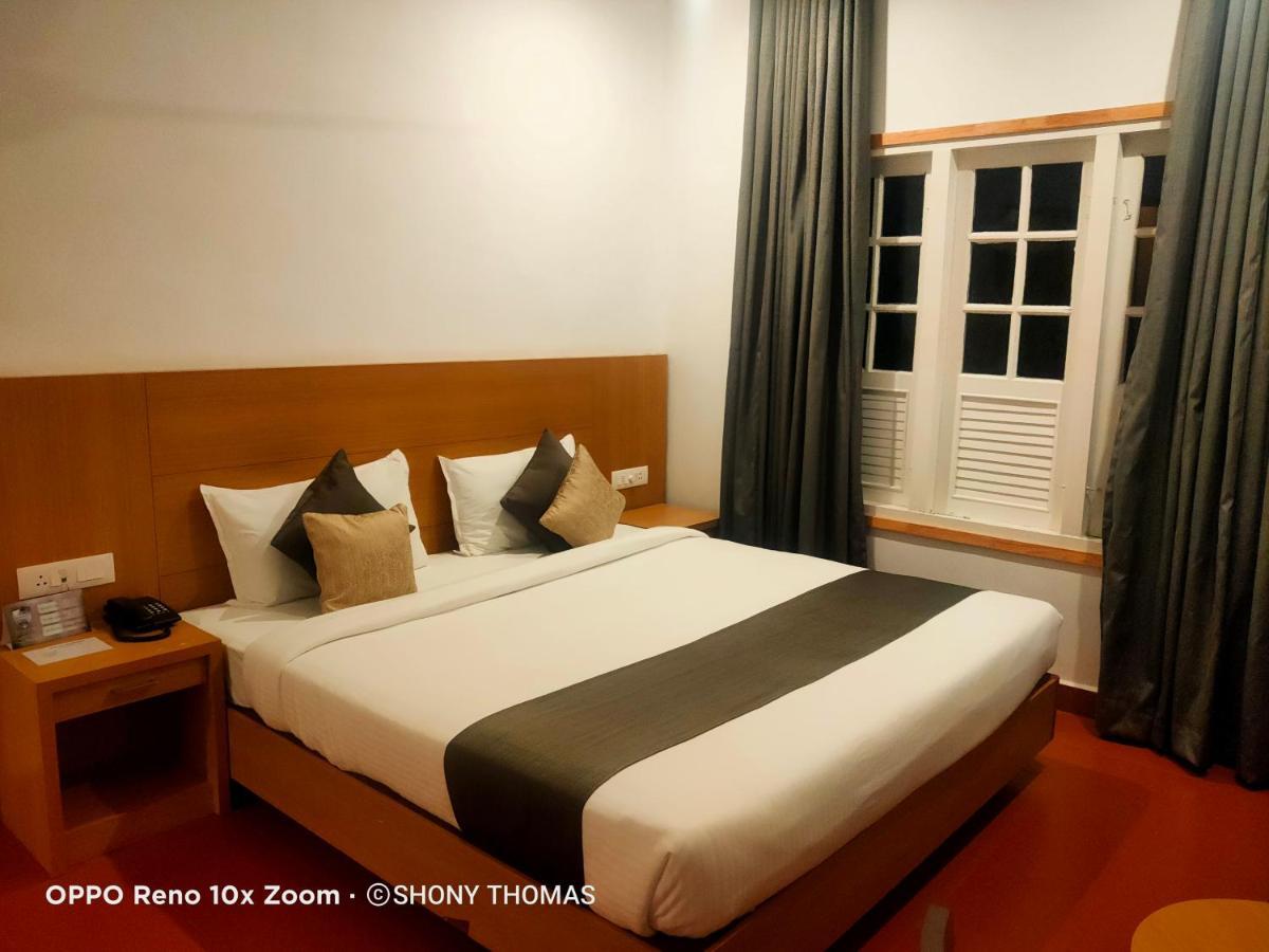 Hotel AGINCOURT Kuttikkanam à Pīrmed Extérieur photo