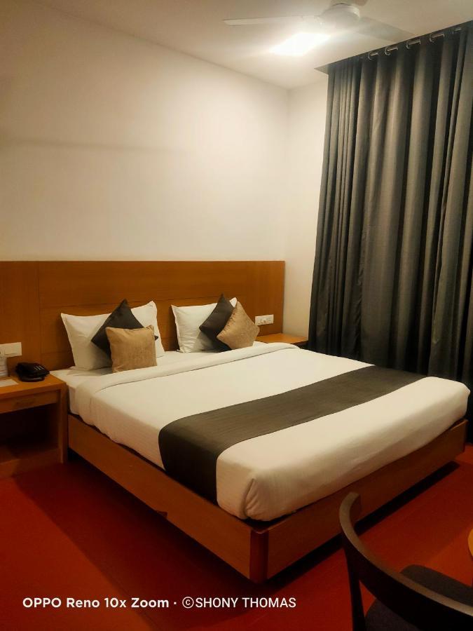 Hotel AGINCOURT Kuttikkanam à Pīrmed Extérieur photo