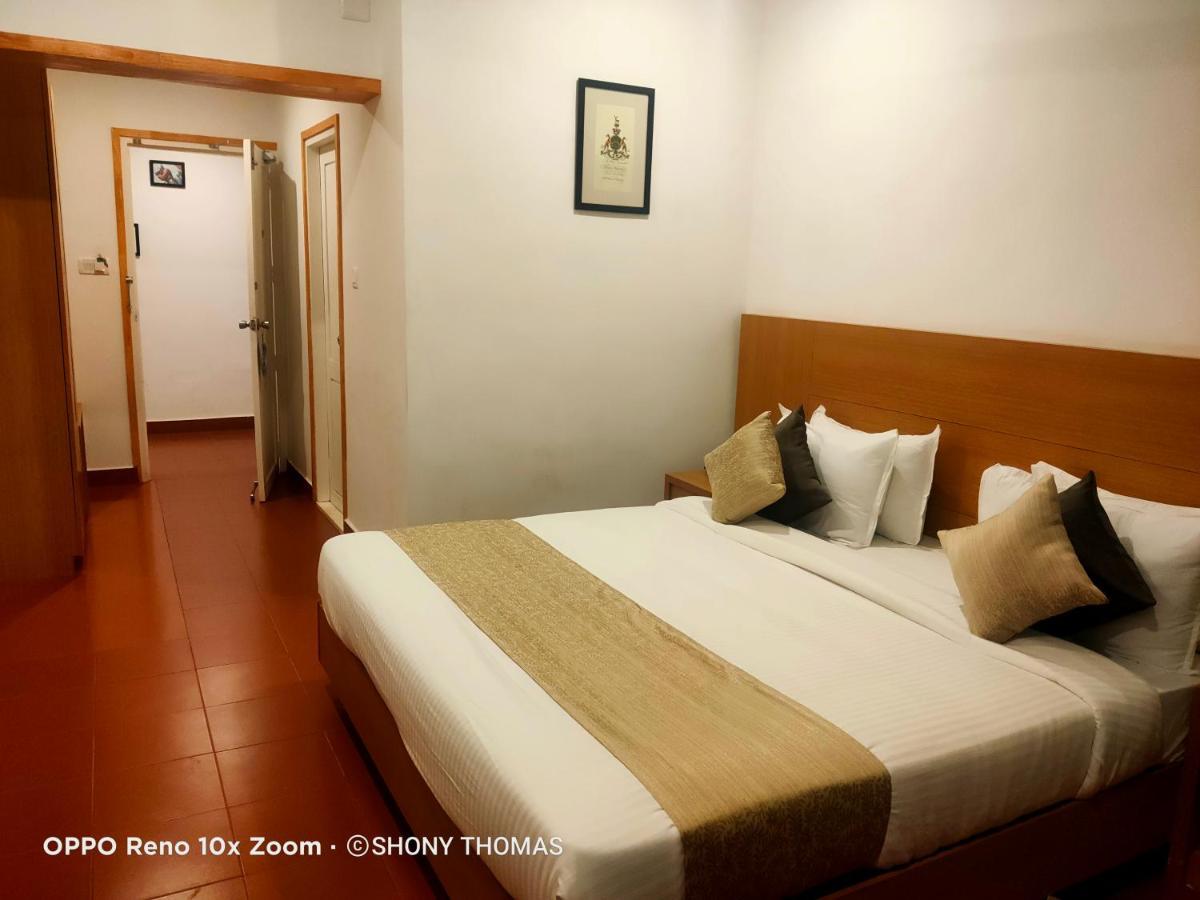 Hotel AGINCOURT Kuttikkanam à Pīrmed Extérieur photo