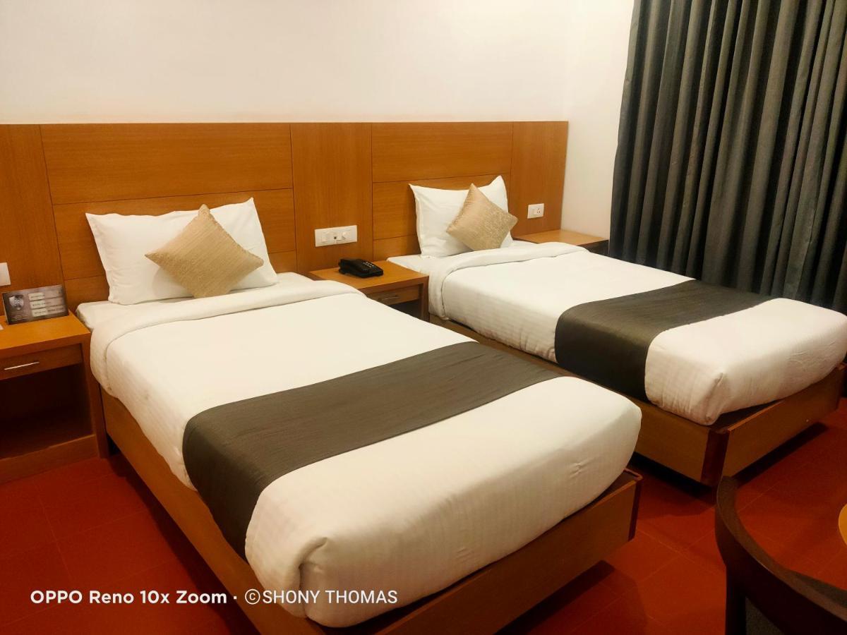 Hotel AGINCOURT Kuttikkanam à Pīrmed Extérieur photo